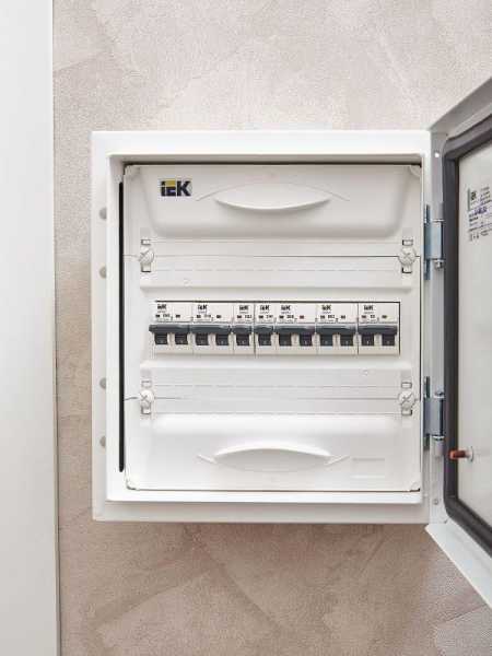 Выключатель автоматический модульный 1п C 63А M06N ARMAT IEK AR-M06N-1-C063